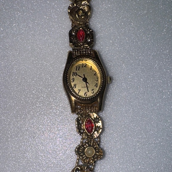 Vintage Avon fashion Wristwatch with gemstone accents and a gold tone chain - Picture 2 of 5